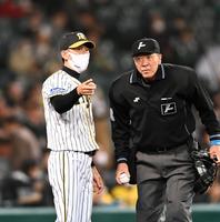 ２回、選手交代を告げる阪神・矢野燿大監督（左）＝甲子園（撮影・山口登）