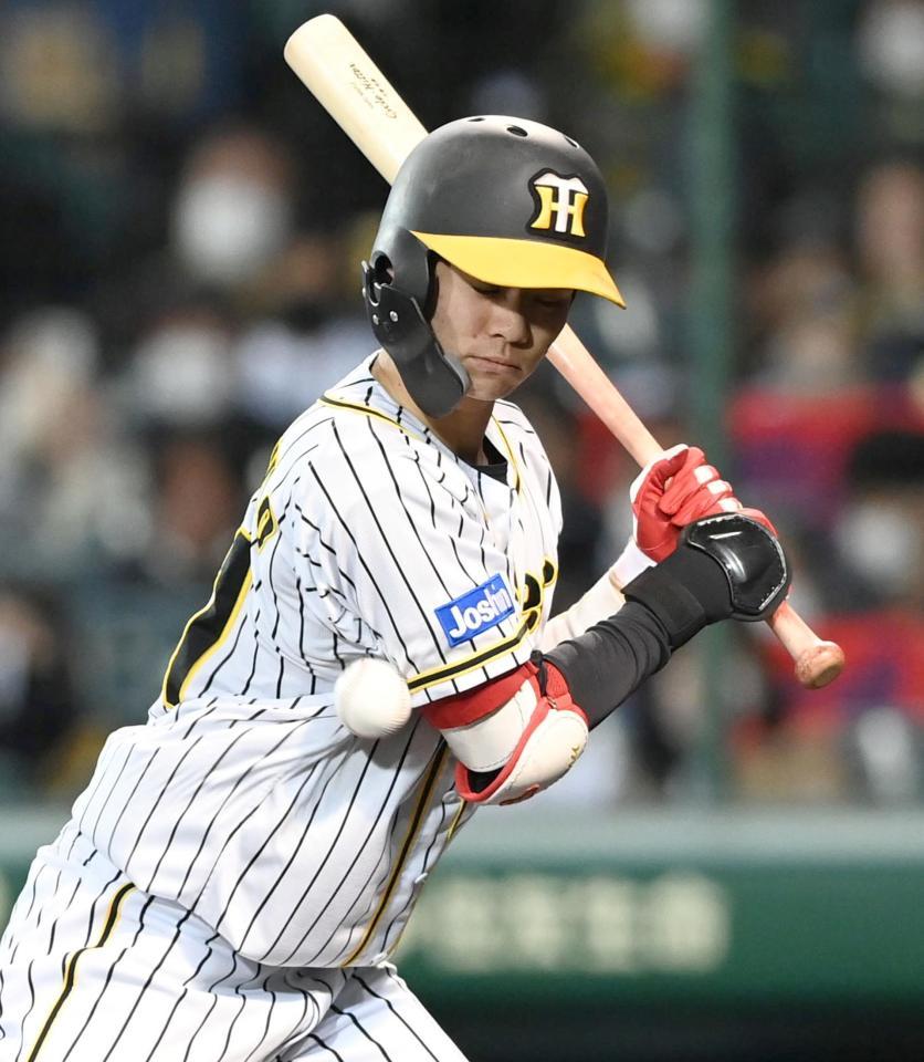 　４回、死球を受ける中野（撮影・飯室逸平）