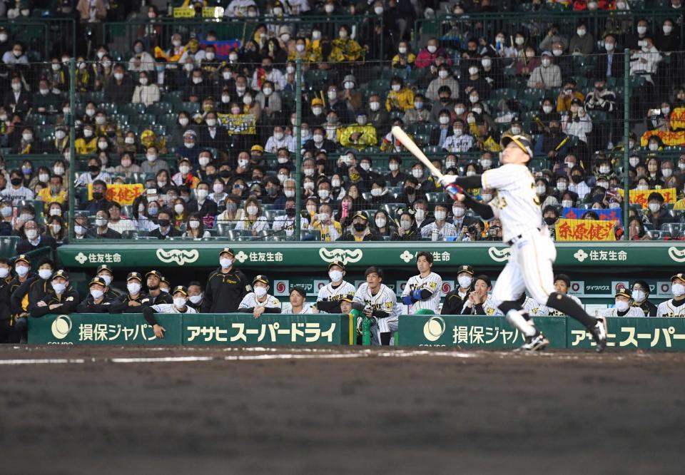 ９回、最後の打者・糸原の打球を見上げる阪神ナイン（撮影・飯室逸平）