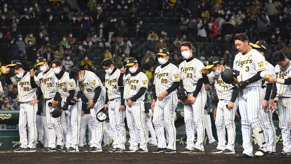 　引き分けに終わり、スタンドのファンにあいさつする矢野監督（左端）ら（撮影・北村雅宏）