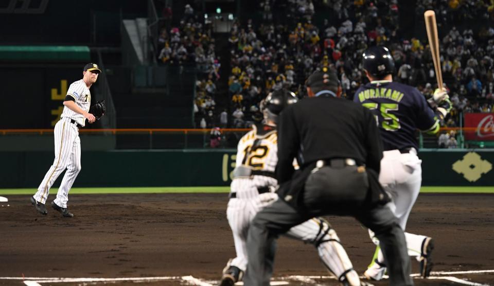 　２回、村上を空振り三振に斬るガンケル（撮影・飯室逸平）