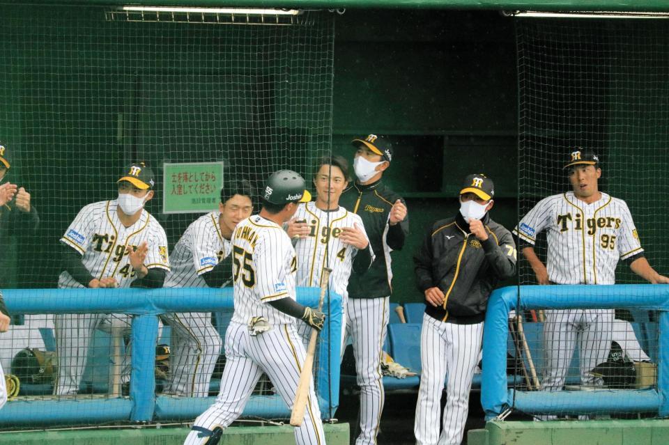 ゴリラポーズで出迎えられる陽川