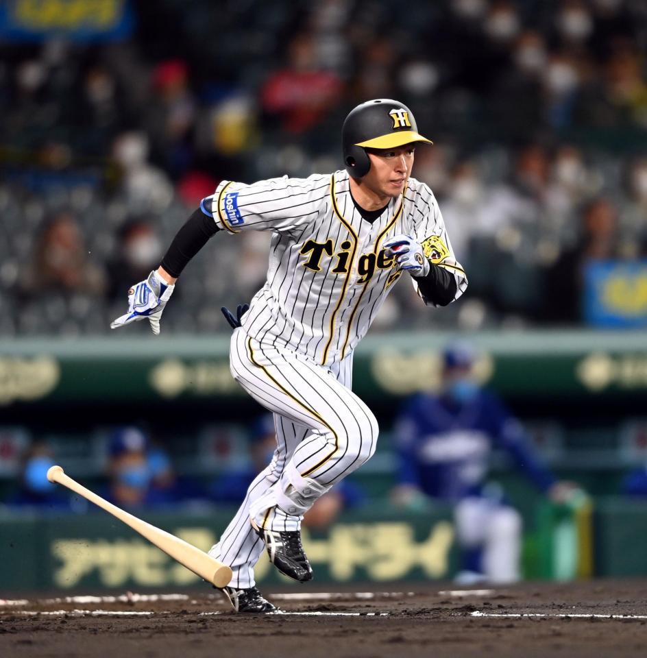 １回、阪神・近本は二塁ゴロに倒れる（撮影・山口登）