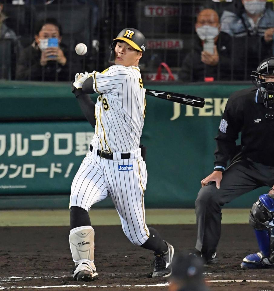 ６回、投ゴロに倒れる佐藤輝（撮影・田中太一）