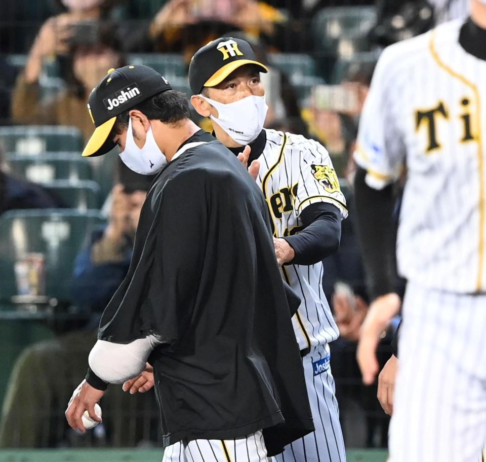 試合後、ウイニングボールを手にした高橋（左）をねぎらう矢野監督（撮影・飯室逸平）