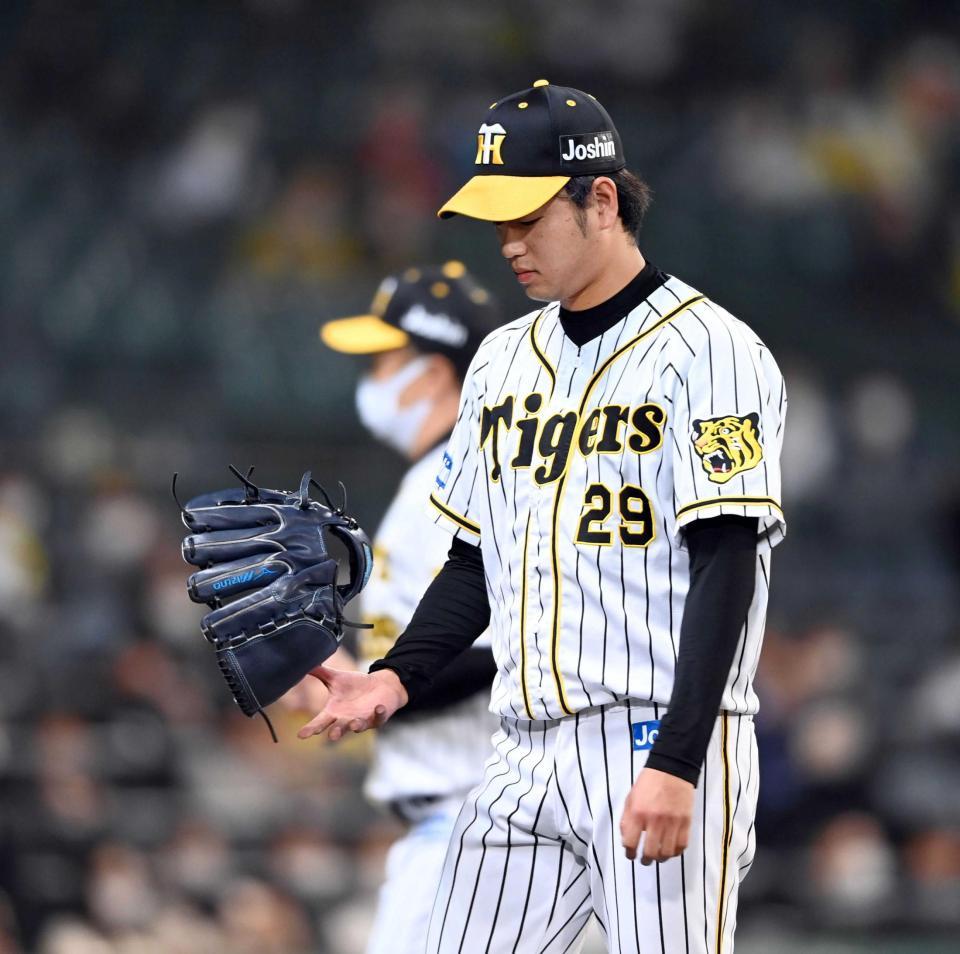 　９回、一度はマウンドに上がるも、ベンチに戻る高橋（撮影・山口登）