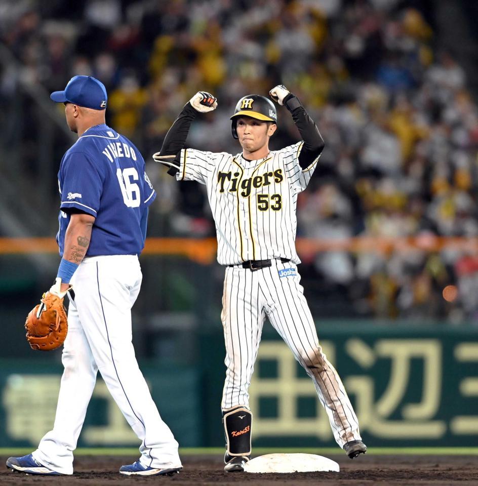 　２回、２点二塁打を放ちガッツポーズする島田（撮影・山口登）