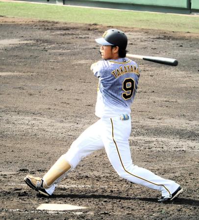 　２回、左中間を破る二塁打を放った高山