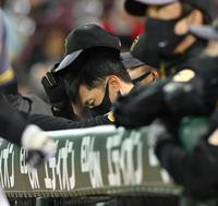 ベンチで冴えない表情の矢野監督（撮影・飯室逸平）