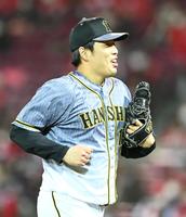 ７回、好リリーフを見せ笑顔でベンチへ戻る馬場（撮影・飯室逸平）