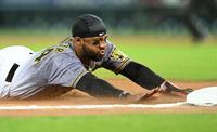 ７回、三塁へ気迫のヘッドスライディングをみせるロハス（撮影・飯室逸平）