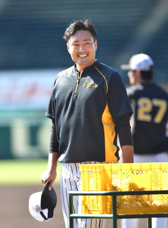 　投内連係で汗を流した秋山