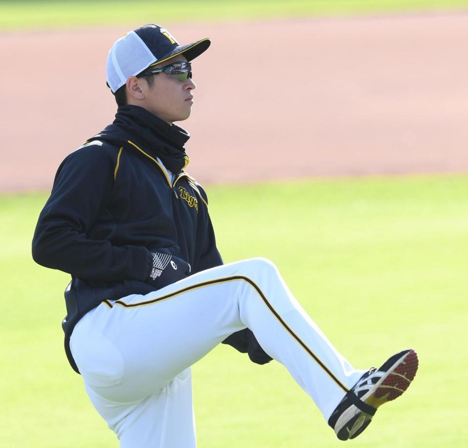 入念にウオーミングアップをする近本（撮影・田中太一）