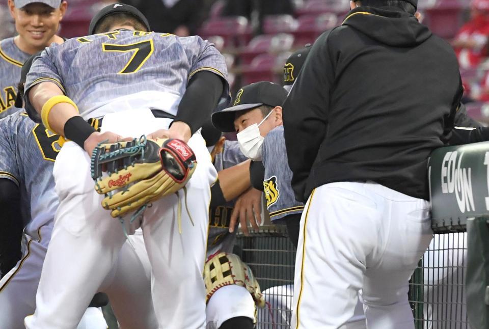 試合前の円陣で声出しする近本（撮影・飯室逸平）