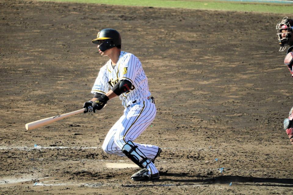 七回無死一塁で左翼線に適時二塁打を放った江越