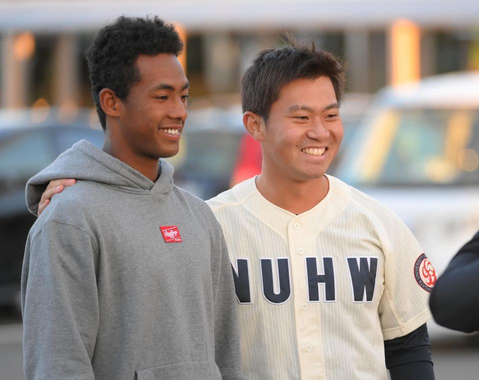 中日に１位指名された上武大・ブライト健太（左）と記念撮影をする桐敷（撮影・堀内翔）