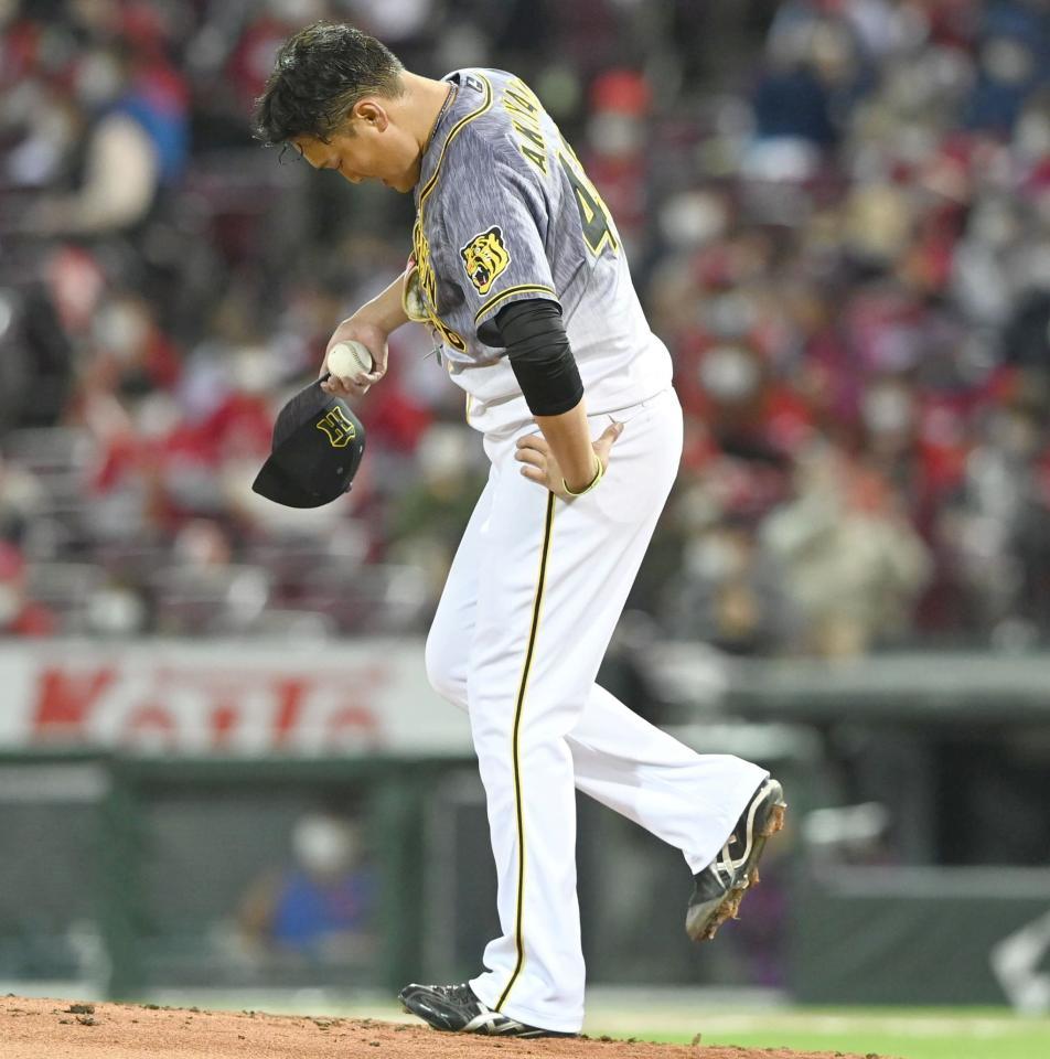 ３回、先制を許し悔しがる秋山（撮影・飯室逸平）