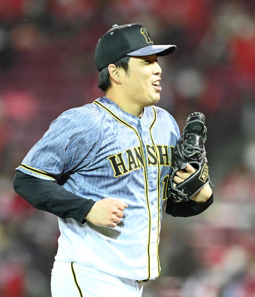 ７回、好リリーフを見せ笑顔でベンチへ戻る馬場（撮影・飯室逸平）