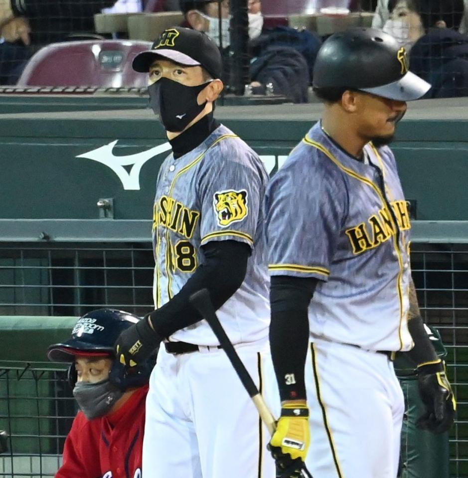 ６回、投手交代をつげるためベンチを出る矢野監督（撮影・田中太一）