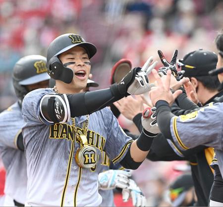 ２回、先制の２４号３ランを放ち、歓喜の表情で生還する佐藤輝（撮影・飯室逸平）