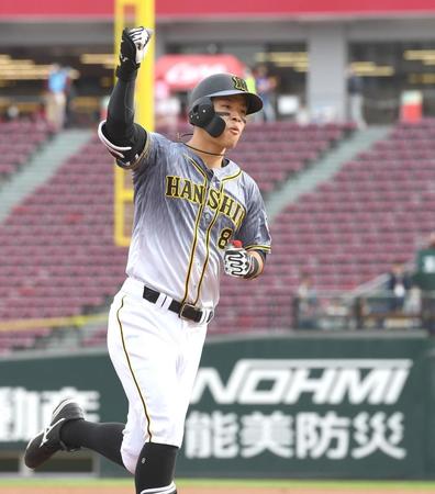 ２回、先制の２４号３ランを放ち、ガッツポーズする佐藤輝（撮影・飯室逸平）