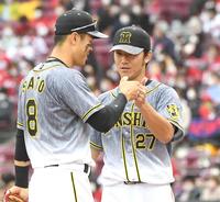 ６回、佐藤輝とタッチを交わす伊藤将（撮影・飯室逸平）