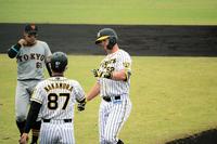 先制打を放ち、中村２軍外野守備走塁コーチとグータッチするサンズ