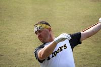 黄色の虎はちまきをつけて打撃練習をするサンズ