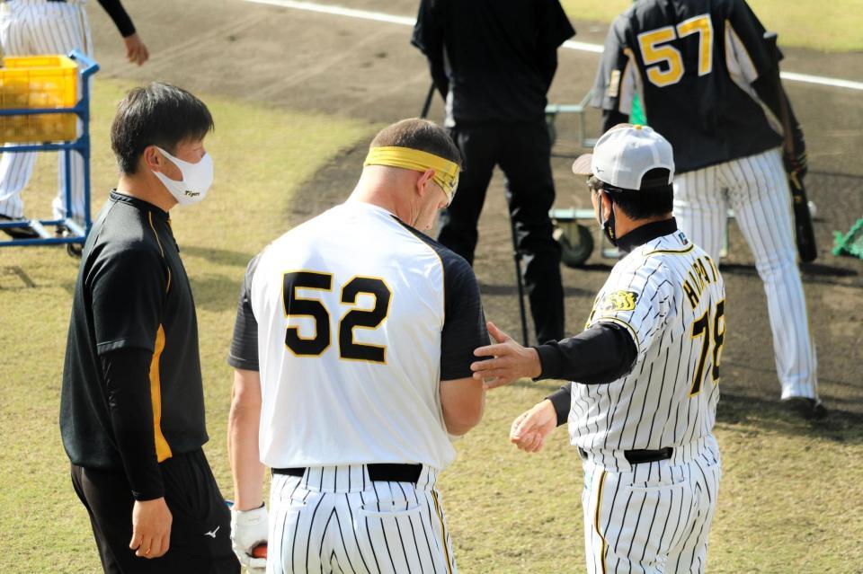 練習中に平田２軍監督と談笑するサンズ