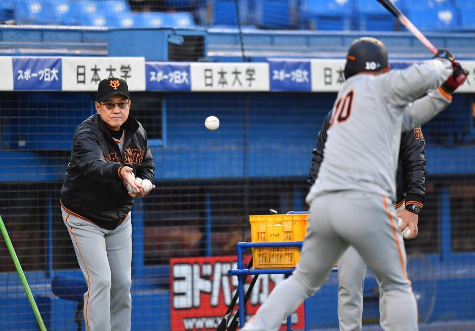 ティー打撃で中田（手前）にボールを投げる原監督（撮影・西岡正）