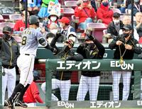 ２回、先制３ランを放った佐藤輝（８）を笑顔で出迎える矢野監督（中央左）ら（撮影・立川洋一郎）