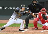 ８回、スクイズを決める島田