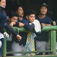 　ベンチで渋い表情の創価大・鈴木勇斗（撮影・金田祐二）