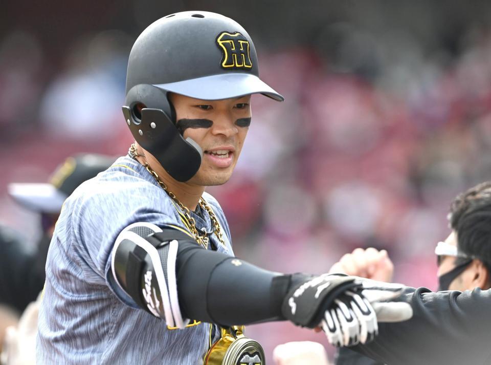 ２回、先制の２４号３ランを放ちＺポーズを決める佐藤輝（撮影・飯室逸平）