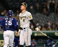 　４回、空振り三振に倒れる佐藤輝（撮影・田中太一）