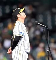 　涙をこらえ、あいさつする岩田稔（撮影・山口登）