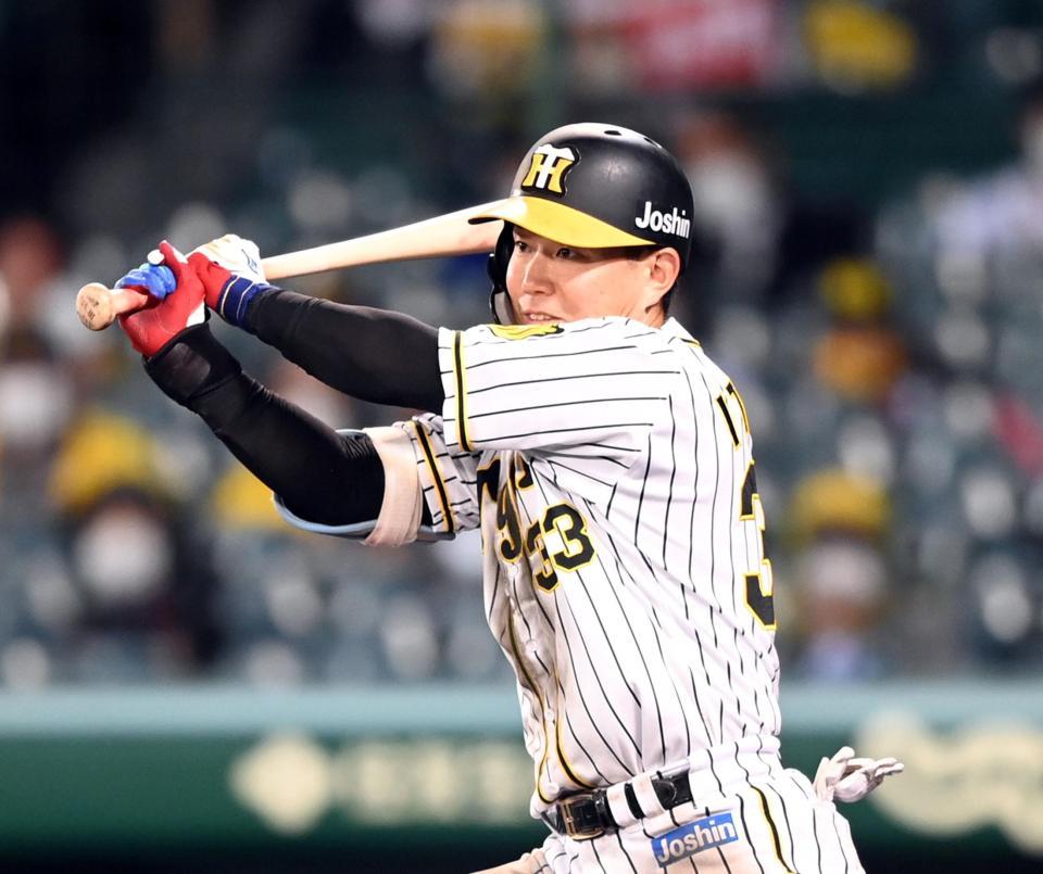 ６回阪神１死、阪神・糸原健斗は左前打を放つ＝甲子園（撮影・山口登）