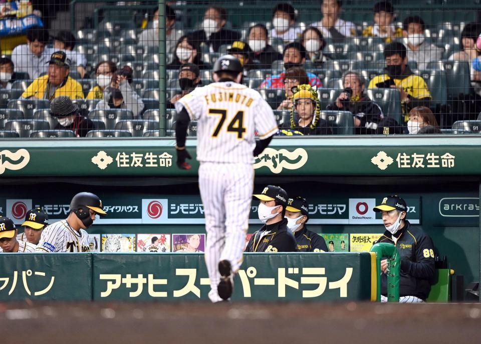 　４回、佐藤輝（左から３人目）は空振り三振に倒れベンチに戻る（右端は矢野監督）＝撮影・山口登