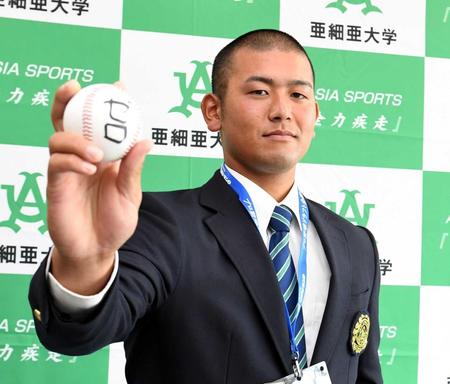 　プロ入り後の目標「ゼロ」をボールに書き込んだ亜大・岡留