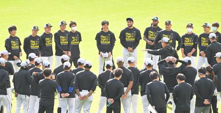 おそろいのＴシャツを着用し練習に臨む阪神ナイン＝甲子園（撮影・高部洋祐）