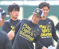 特製Ｔシャツを着用し練習に臨む青柳（中央）ら阪神ナイン（撮影・高部洋祐）