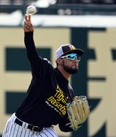 キャッチボールするスアレス（撮影・山口登）