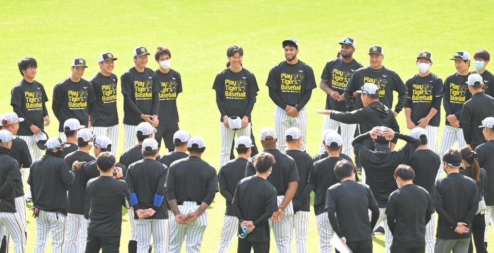 おそろいのＴシャツを着用し練習に臨む阪神ナイン＝甲子園（撮影・高部洋祐）