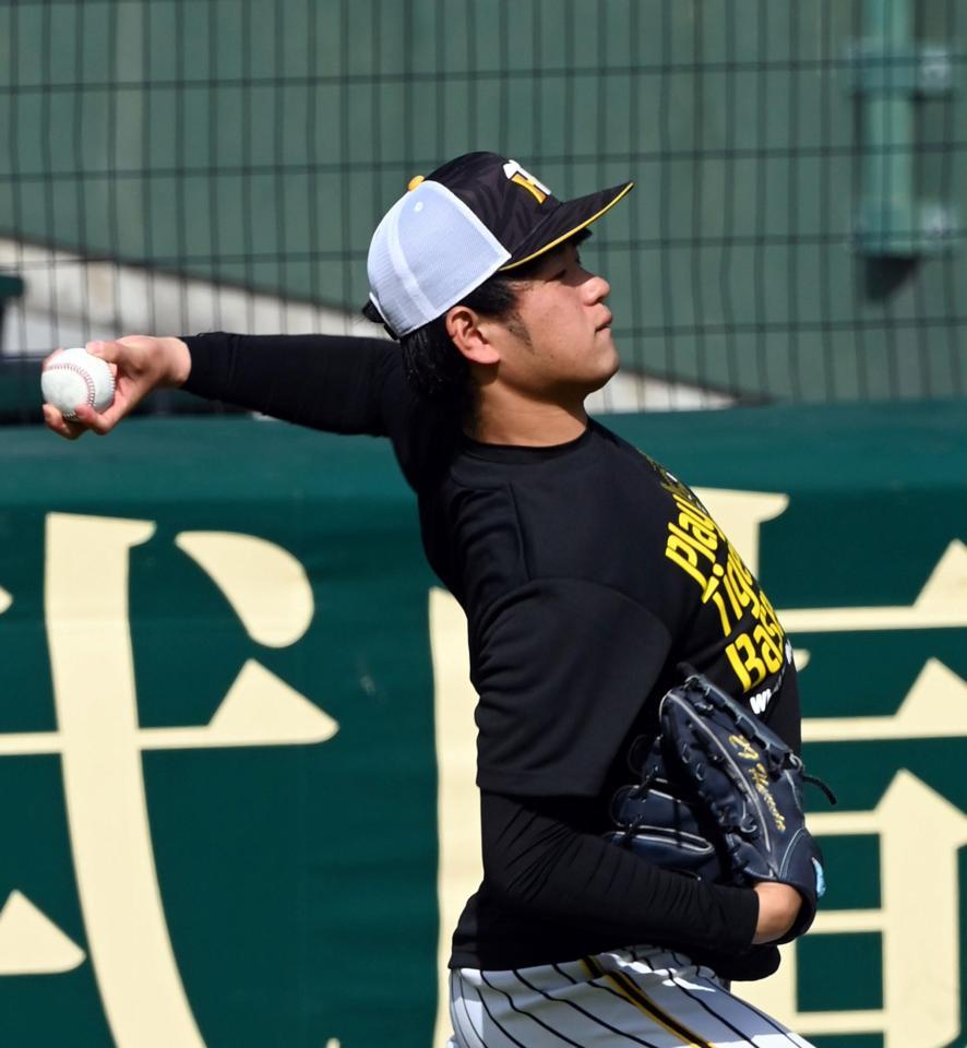 キャッチボールする高橋（撮影・山口登）