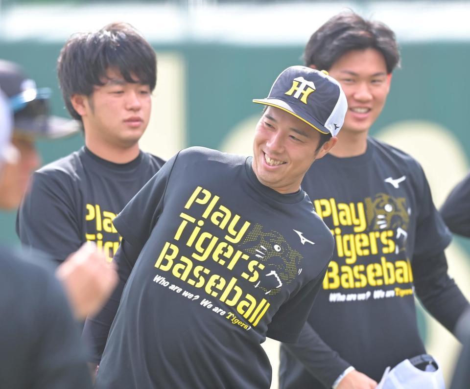 特製Ｔシャツを着用し練習に臨む青柳（中央）ら阪神ナイン（撮影・高部洋祐）