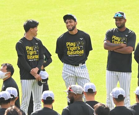 おそろいの特製Ｔシャツを着用し練習に臨むスアレス（中央）ら阪神ナイン（撮影・高部洋祐）