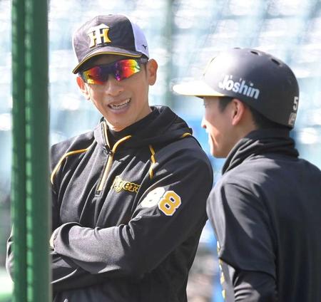 近本（右）に声をかける矢野監督