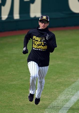 ダッシュする近本（撮影・山口登）