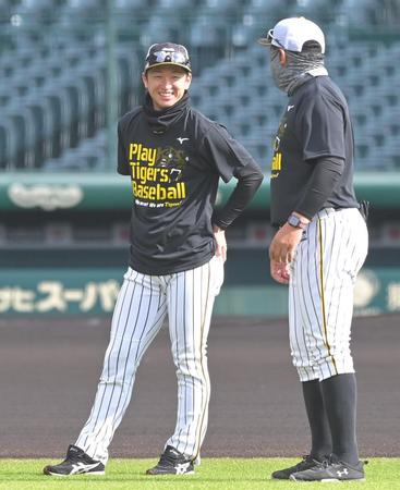 練習中、笑顔を見せる近本（左）＝甲子園（撮影・高部洋祐）