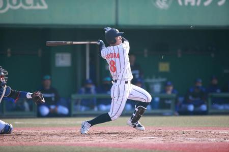 　３回、豊田は中前に先制タイムリーを放つ（撮影・坂部計介）